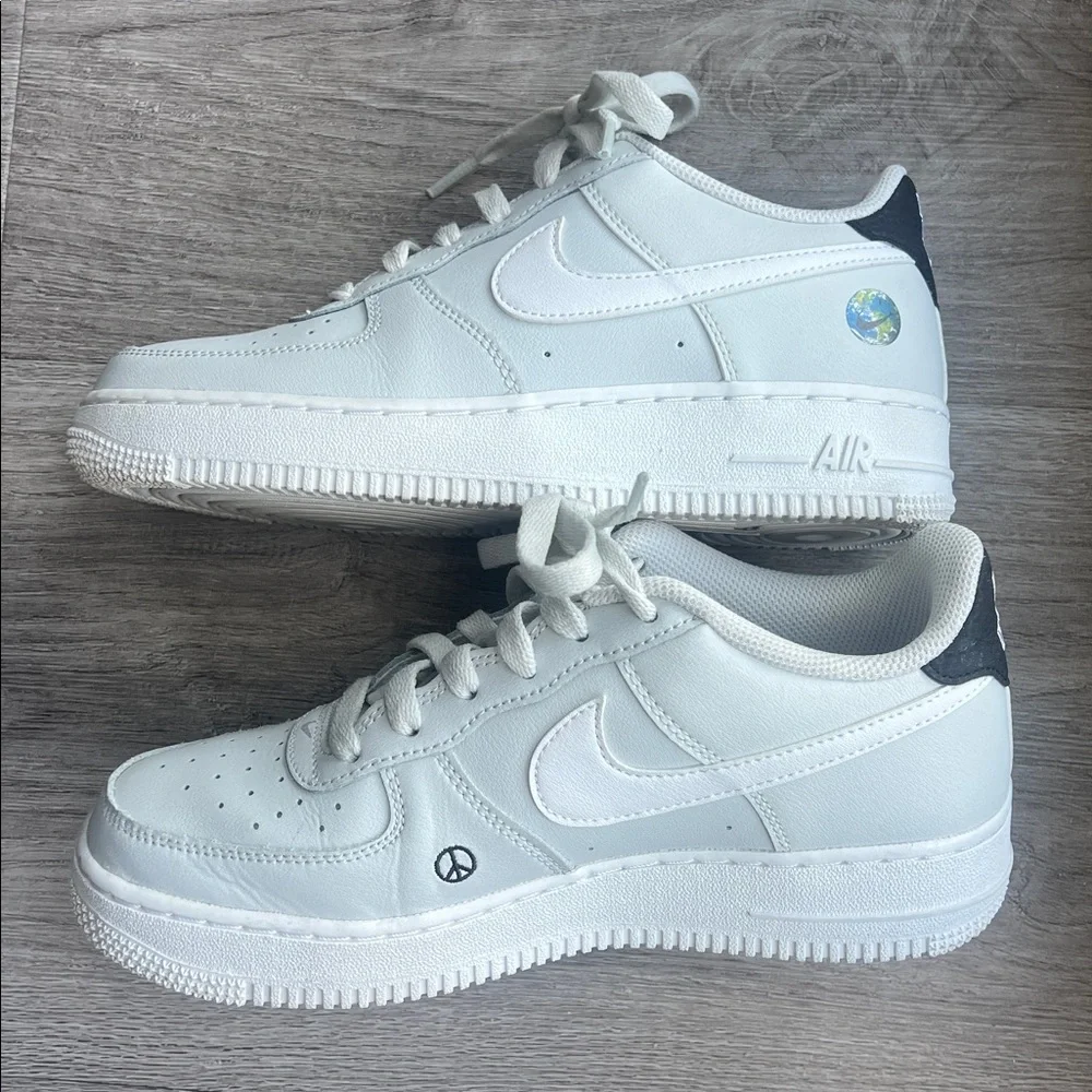 Nike Air Force 1 ’07 Next Nature “White/Black/Globe” Sneakers 6Y / Women’s 7.5